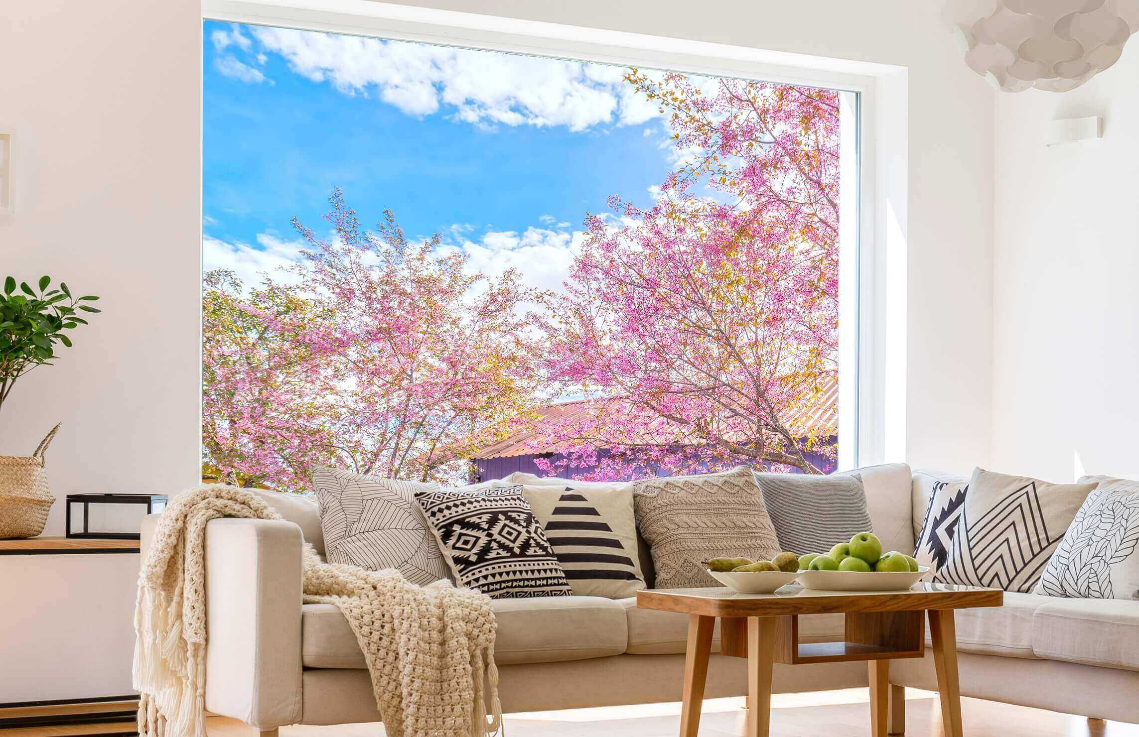窓から桜が見える春のリビング