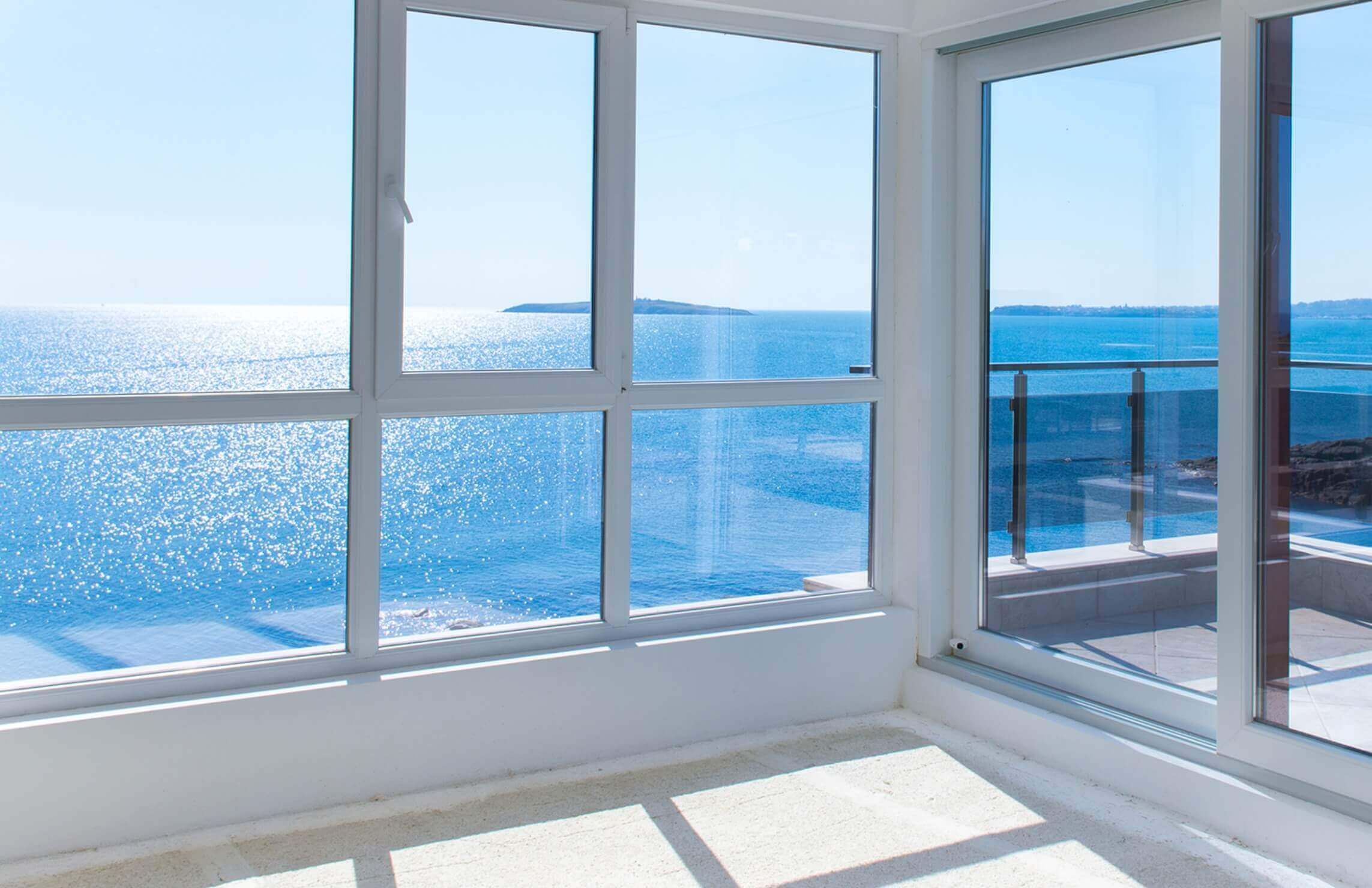 窓から海が見える夏の部屋
